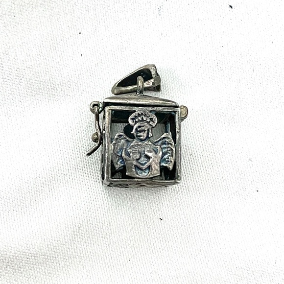 vintage sterling silver prayer box with guardian Angel and snowflake detailing - Picture 3 of 6